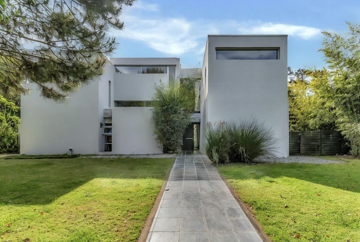 Frente y parque de la casa — 1