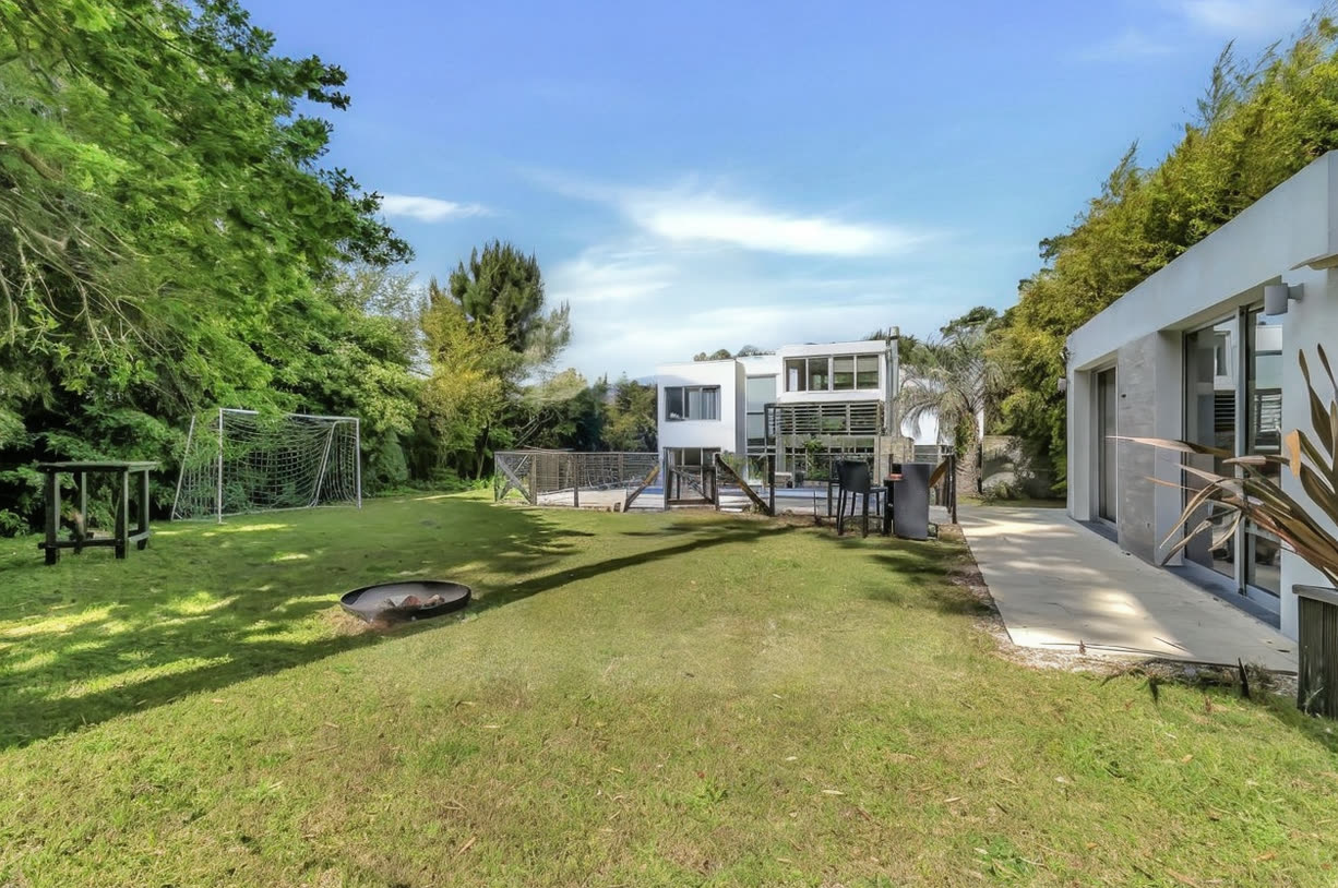 Frente y parque de la casa — 3