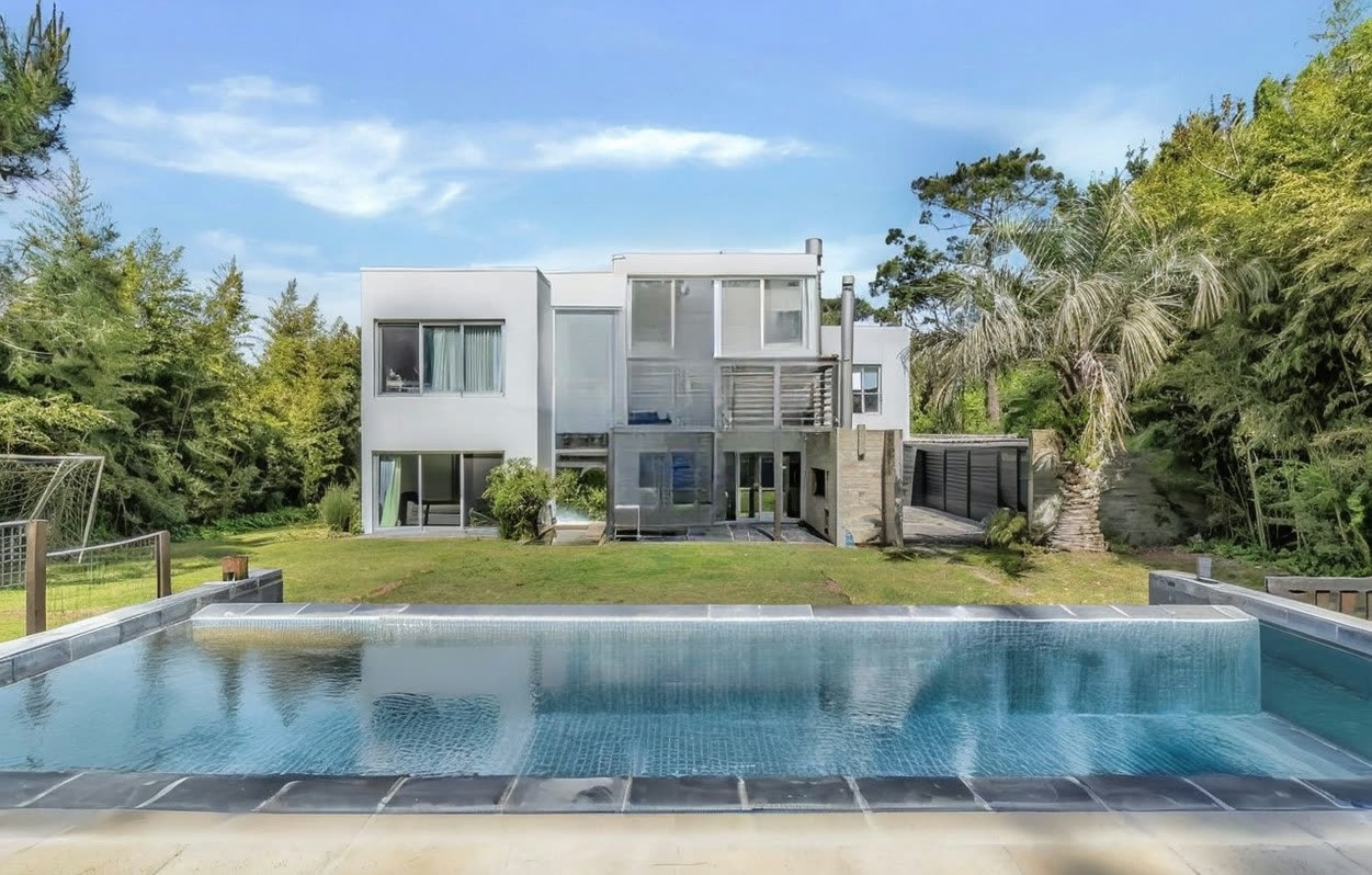 Frente y parque de la casa — 2